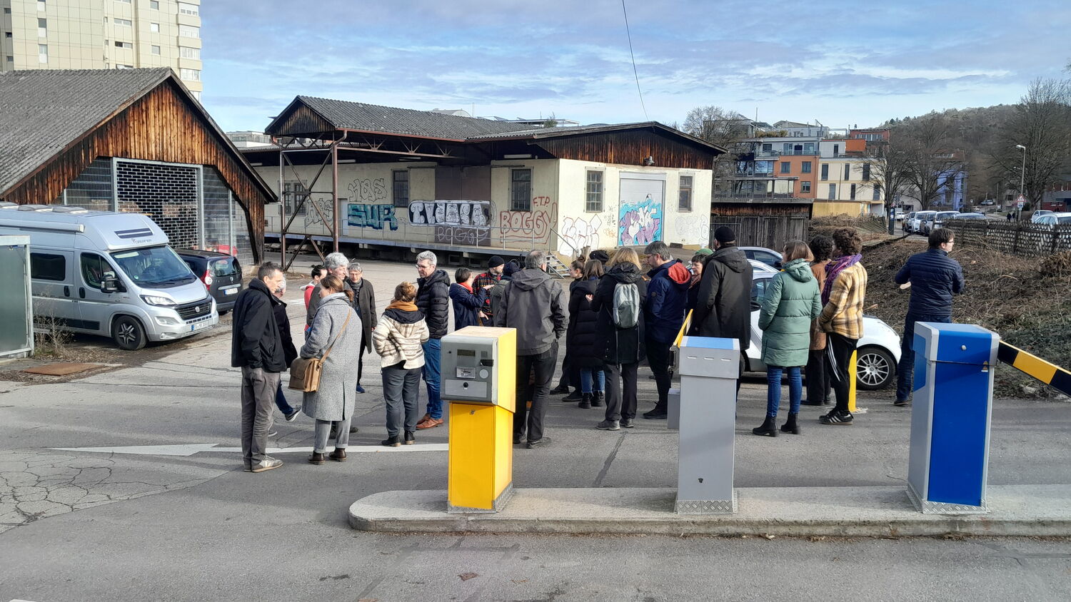 Auftakt-Treffen für das Architektur-Werkstattverfahren mit den teilnehmenden Büros - Besichtigung des Maribu Geländes Auftakt-Treffen für das Architektur-Werkstattverfahren mit den teilnehmenden Büros. Die Gruppe bei der Begehung des Maribu-Geländes.